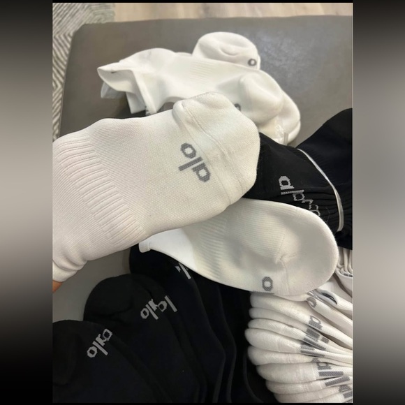 5 pairs of ALO Yoga Unisex White Performance Socks - Picture 3 of 9